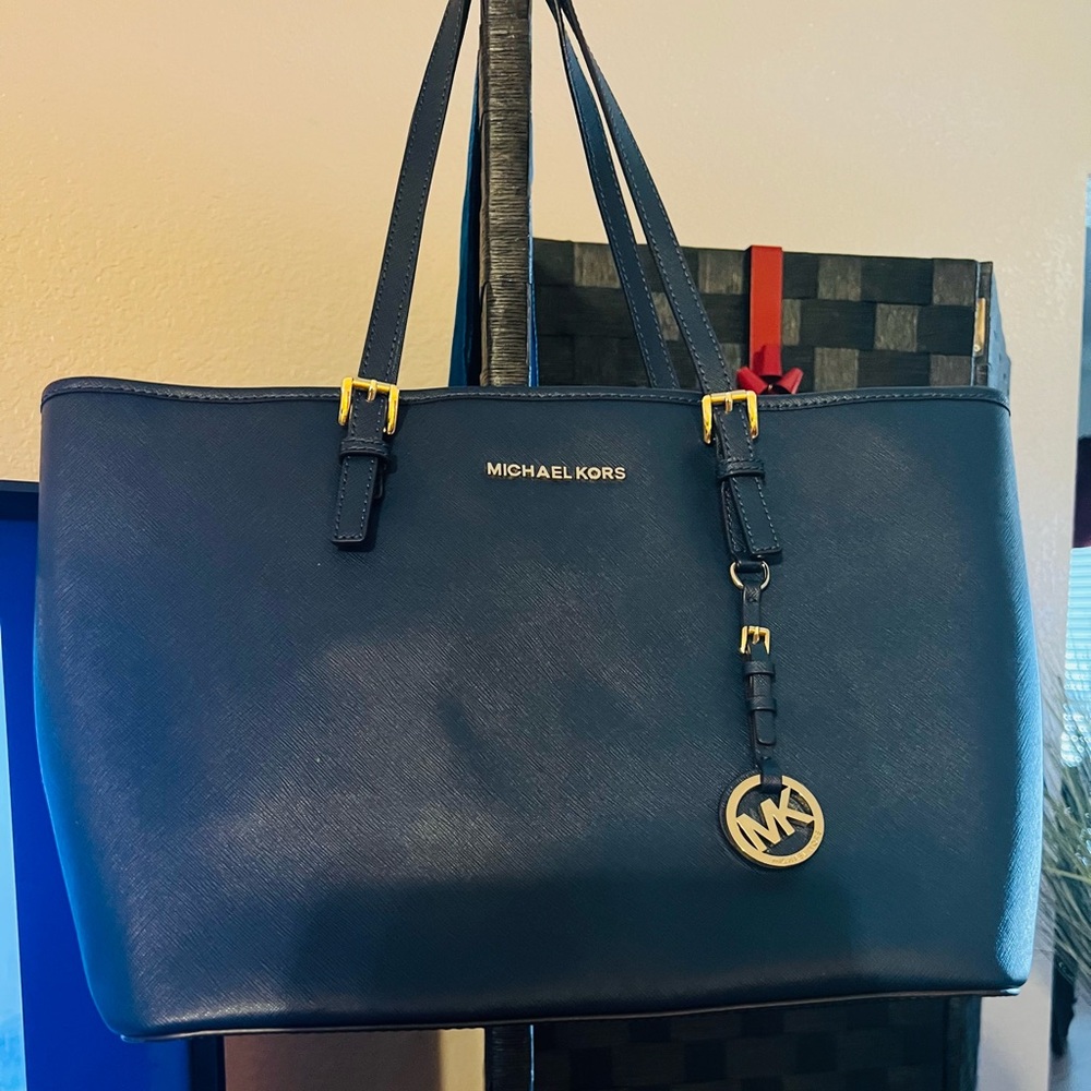 Michael kors large work tote. It’s beautiful and navy blue. Looks brand new.